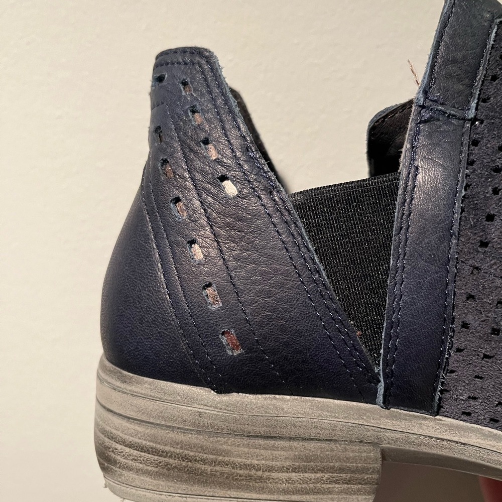 Naot ankle boots navy size 10 leather & suede. metallic details. Never worn!